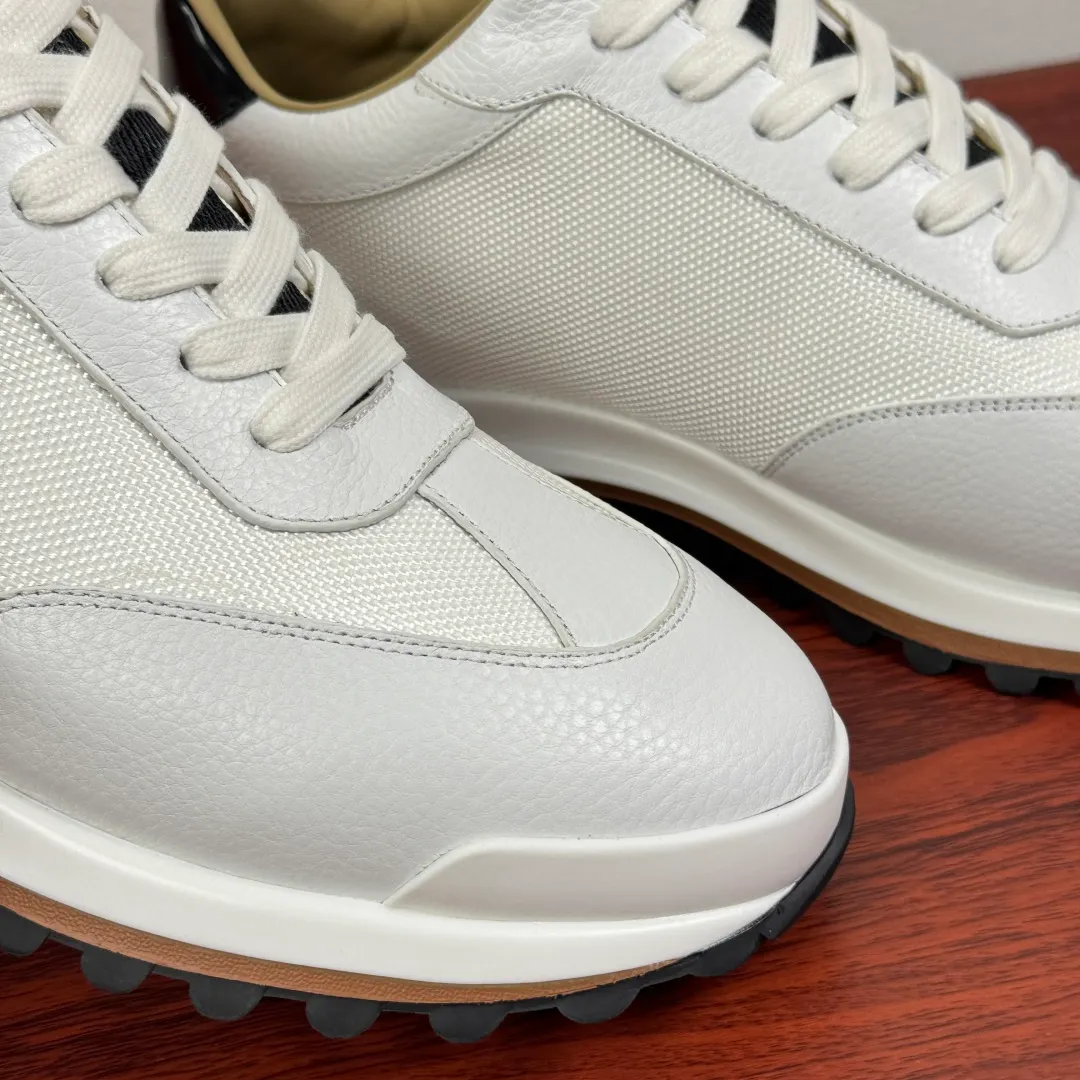 Batch 740 HERMES/Hermès men’s new sports shoes, rhythmic casual shoes: crafted with luxurious materials, luxurious walking experience! The upper is made of top-grade calfskin, with a fine texture like silk caressing the fingertips. The flexible texture is suitable for a variety of scenes; some shoes are integrated with breathable mesh, and the light breathing makes your steps refreshing at all times. The sole is made of high-elastic rubber composite material, and the carefully carved patterns give strong grip, making every step as stable as stepping on the clouds. At the same time, the cushioning and shock-absorbing technology is hidden in it, quietly eliminating the impact of the road. From urban commuting to outdoor walking, Hermès uses luxurious materials and craftsmanship to make every step a double luxury of texture and comfort, showing the brand's ultimate pursuit of details and quality in every inch. Size: 39-40-41-42-43-44 leather shoe size (38.45.46 can be customized) Item number: H25286 leather mesh white